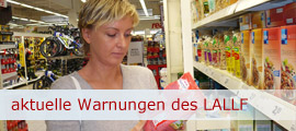 Frau beim Lesen eines Etiketts (Externer Link: Hinweise zu Verstößen im Lebensmittelbereich und anderen)