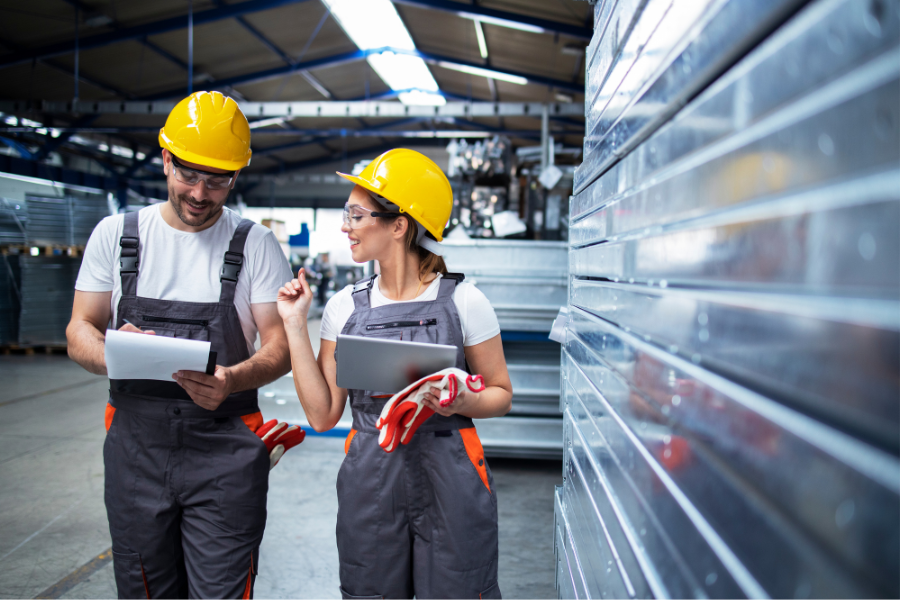 Zwei Personen in Arbeitskleidung sprechen miteinander © Getty Images/Canva
