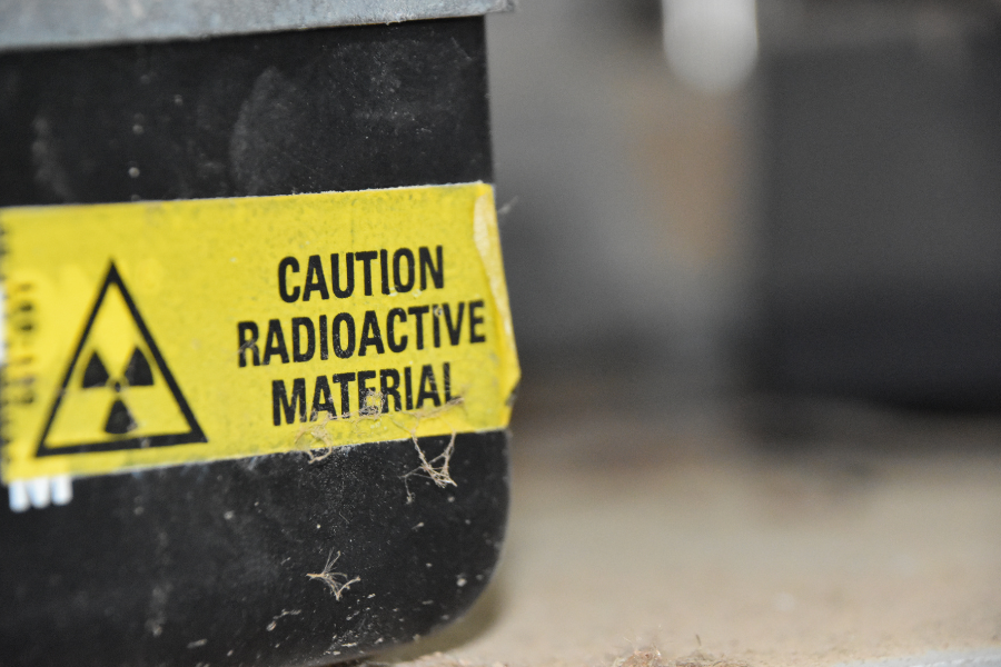 Gestein mit Warnung vor radioaktiven Material © Getty Images/Canva