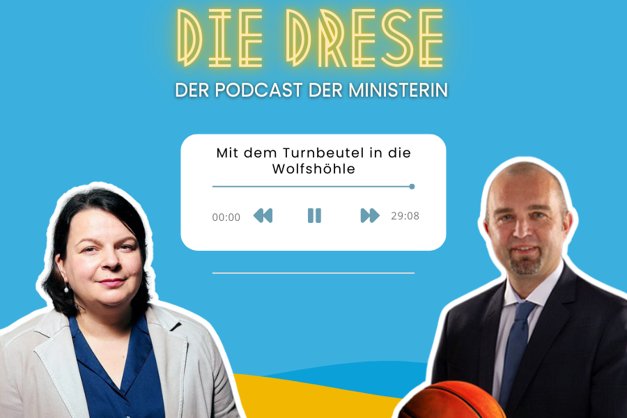 Grafische Darstellung des Episodencovers mit Ministerin Drese und André Jürgens.