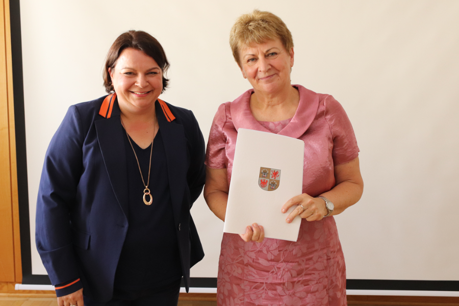 Ministerin Drese und Frau Kappich bei der Übergabe