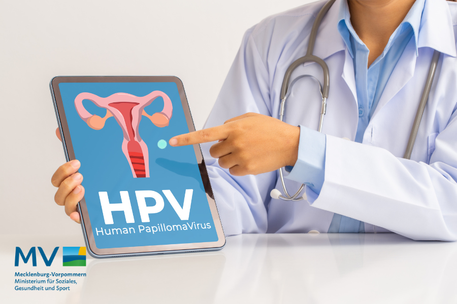 Eine Frau im Arztkittel zeigt auf ein Tablet. Darauf zu sehen ist die Skizzierung einer Gebärmutter und der Schriftzug "HPV - Human Pampillona Virus"
