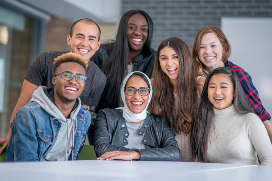 Foto mit sechs jungen Menschen unterschiedlichen Aussehens