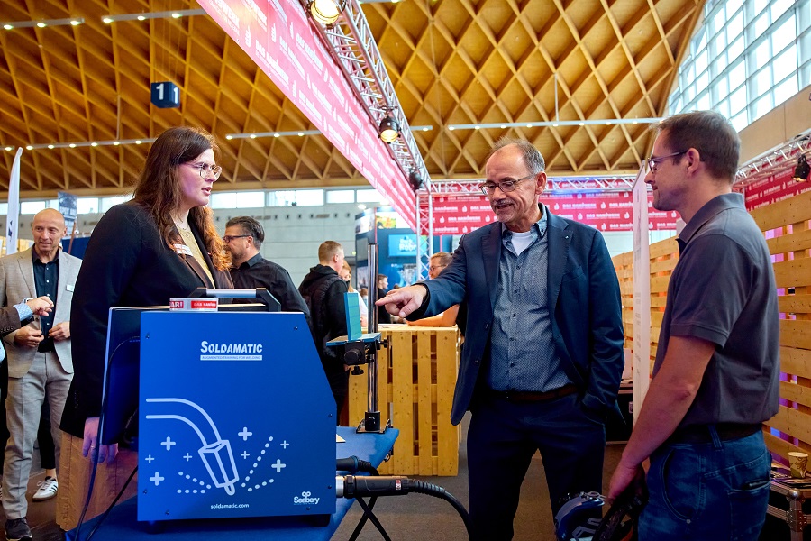 Der Minister fÃ¼r Wirtschaft, Infrastruktur, Tourismus und Arbeit Dr. Wolfgang Blank besucht die Messe JOBFACTORY