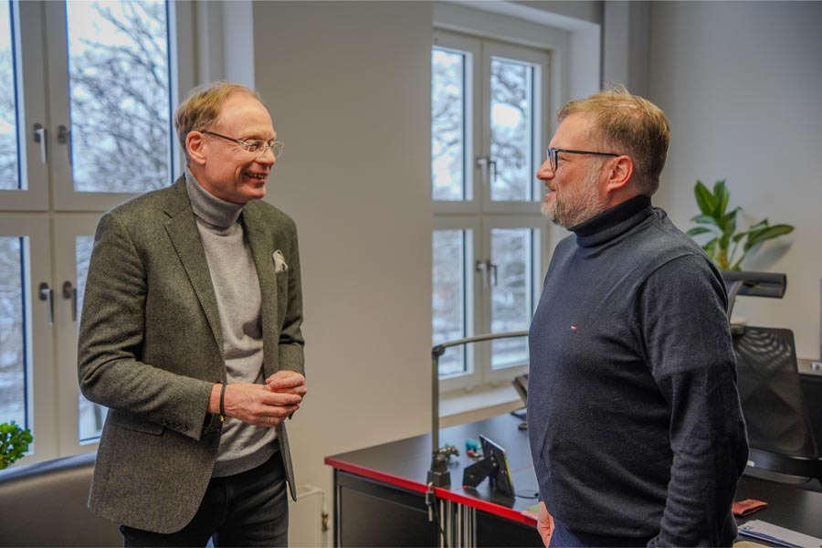 Am 05. Januar 2026 hat Wirtschaftsstaatssekretär Jochen Schulte (l.) den neuen stellvertretenden Bezirksvorsitzenden des DGB Nord, Daniel Taprogge (r.), zu einem Antrittsbesuch in Schwerin empfangen. Im Mittelpunkt des Gesprächs stand unter anderem die Entwicklung der Löhne in M-V.