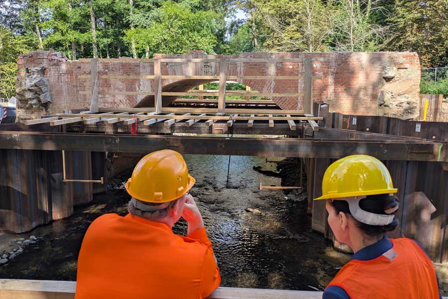 Wirtschaftsstaatssekretärin Ines Jesse (r.) hat sich am 11.08.2026 an der Landesstraße 11 in Langhagen und Kuchelmiß ein Bild vom aktuellen Baufortschritt gemacht. Das Land Mecklenburg-Vorpommern investiert in die Erneue­rung wichtiger Brückenbauwerke im Landkreis Rostock.