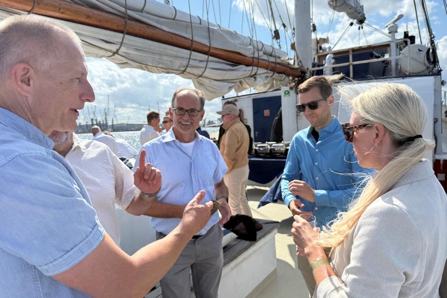 Wirtschaftsminister Dr. Wolfgang Blank (M.) nahm am 06.08.2026 zur Eröffnung der 35. Hanse Sail an einer der ersten Ausfahrten teil. Eines der größten Feste Europas steht ganz im Zeichen der maritimen Tradition Meck­lenburg-Vorpommerns.