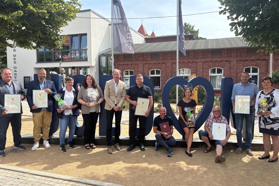 Wirtschaftsstaatssekretär Jochen Schulte hat in Zinnowitz die Seebäder Koserow, Loddin, Ückeritz, Zempin und Zinnowitz erneut als staatlich anerkannte Seebäder ausgezeichnet.