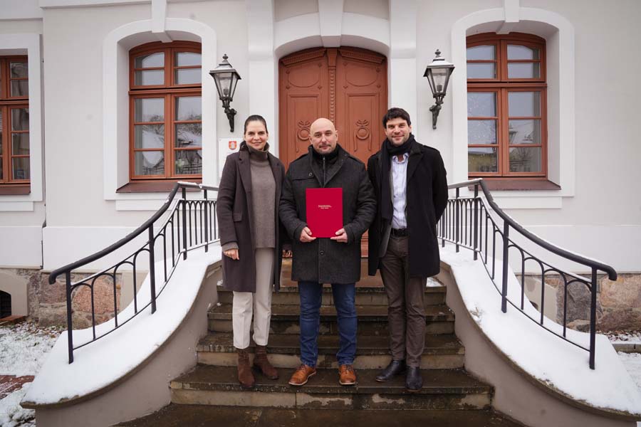 Am 06. Januar 2026 hat Wirtschaftsstaatssekretärin Ines Jesse in Neustadt-Glewe einen Zuwendungsbescheid in Höhe von rund 660.000 Euro für den Ersatzneubau der Fahrrad- und Fußgänger­brücke über den Eldefreilauf überreicht.