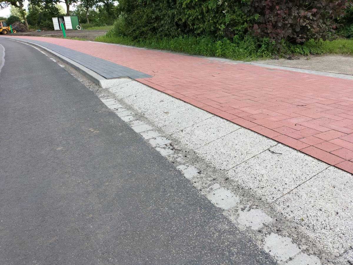 Radweg mit Zufahrt Foto: ADFC Aurich Radweg mit Zufahrt