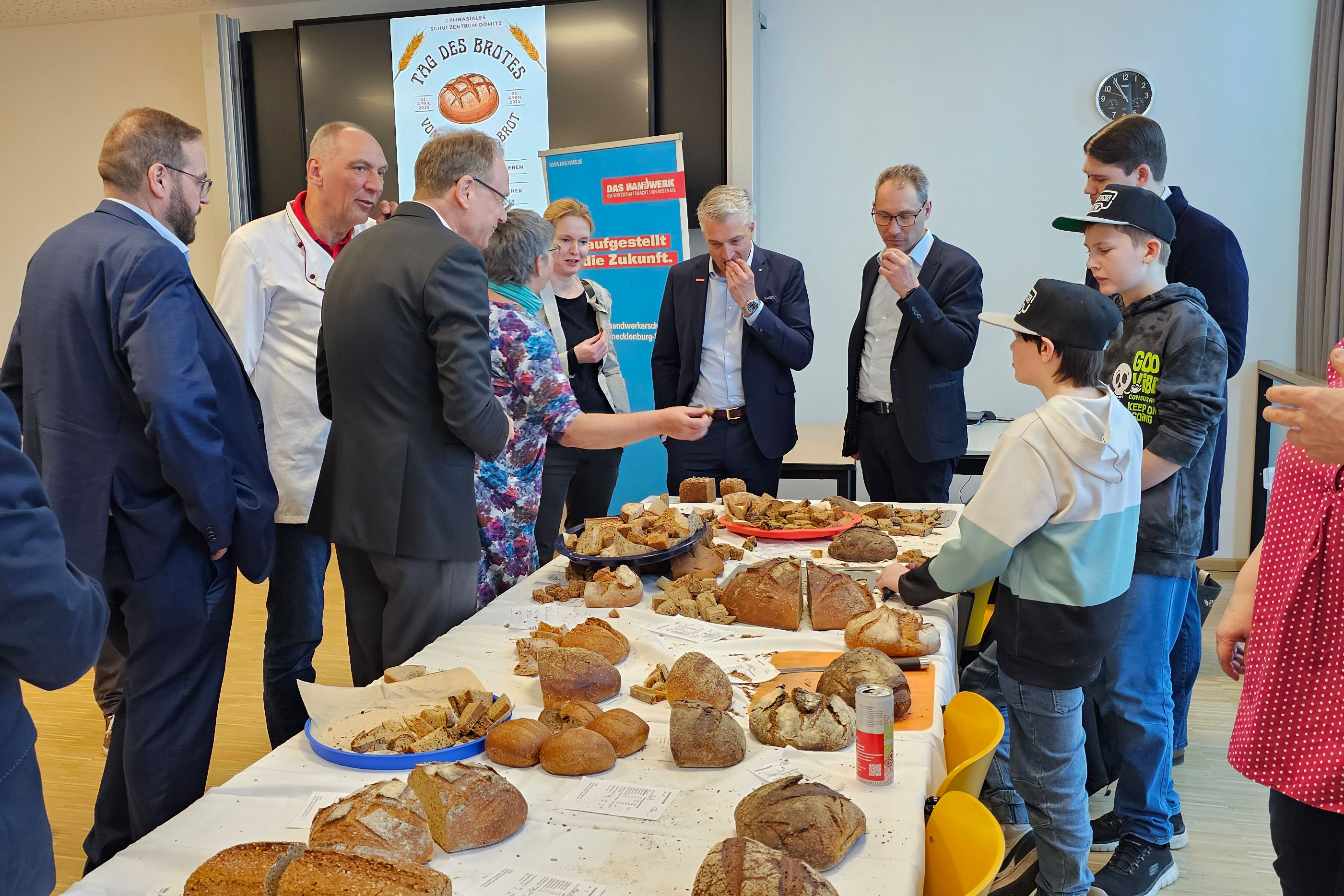 Zum bundesweiten „Tag des Brotes“ am 03.04.2025 hat Jochen Schulte, Staatssekretär im Wirtschaftsministerium, an einem Projekt im Gymnasialen Schulzentrum Dömitz teilgenommen. Im Rahmen der Veranstaltung wurden das Bäckerhandwerk und seine Produkte vorgestellt.