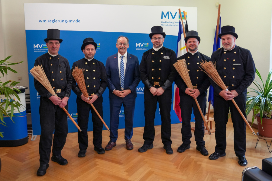 Neben dem traditionellen Glücksgruß hat Wirtschaftsminister Dr. Wolfgang Blank am 02.02.2026 mit den Schornsteinfegern über das Gebäudeenergiegesetz sowie über die Zukunft des Schornsteinfegerhandwerks gesprochen. Das Wirtschaftsministerium ist in MV für das Schornsteinfegerwesen zuständig. 
