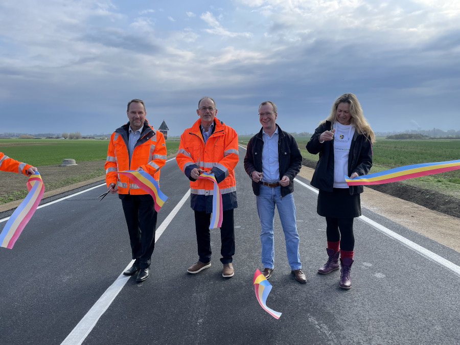  Wirtschafts- und Verkehrsminister Dr. Wolfgang Blank (2.v.l.) hat am 14.04.2025 in Elmenhorst bei Rostock die Teilverkehrsfreigabe für die Ortsumgehung im Zuge der Landstraße 12 vorgenommen.