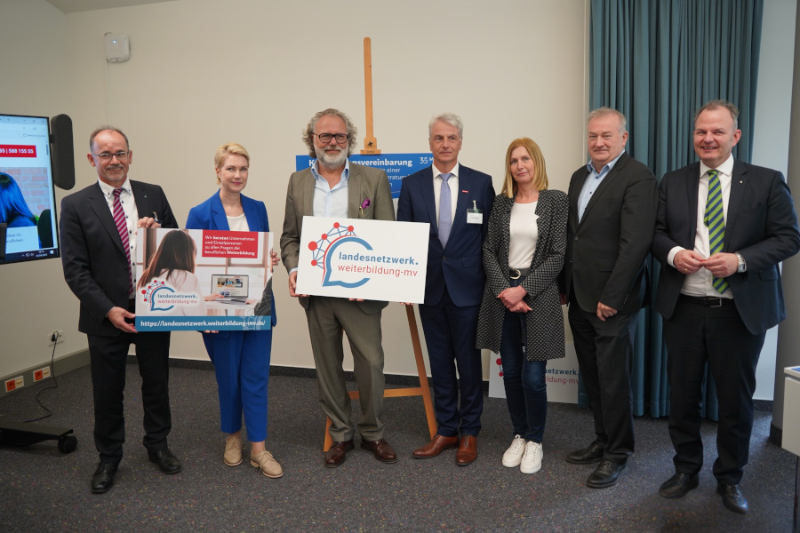 Am 24.04.2025 hat Wirtschaftsminister Dr. Wolfgang Blank (l.) gemeinsam mit der Ministerpräsidentin Manuela Schwesig, dem Vorsitzenden der Geschäftsführung der Regionaldirektion Nord der Bundesagentur für Arbeit, Markus Biercher, und weiteren Kooperationspartnern in Schwerin den Startschuss für eine neue zentrale Beratungsstelle zur beruflichen Weiterbildung in MV gegeben.