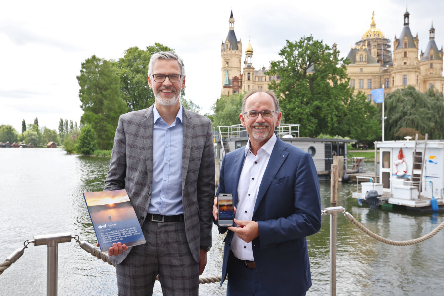Am 19. Juni 2025 hat Wirtschaftsminister Dr. Wolfgang Blank (r.) die Ergebnisse der Studie zum Wassertourismus in MV vorgestellt. Dabei hob er die wachsende Bedeutung des Wasser­tourismus für die wirtschaftliche Entwicklung des Landes hervor.