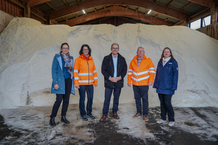 Am 10. November hat sich Wirtschaftsminister Dr. Wolfgang Blank (M.) in der Straßenmeisterei Grimmen über die Vorbereitungen für die bevorstehende Winterdienstsaison informiert. Die Straßenbauverwaltung MV betreut im Winterdienst insgesamt rund 6.400 Kilometer Straßen im Land.