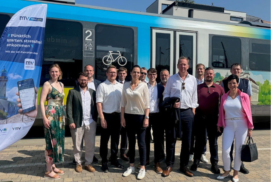Am 21. Juni 2025 nahm Wirtschaftsstaatssekretärin Ines Jesse an der Presse-Sonderfahrt auf der historischen Eisenbahnstrecke vom Bahnhof Greifswald bis zum Museumshafen teil. Mit an Bord waren auch Roland Köhler von der Deutsche Bahn Regio Nordost und die Vizepräsidentin der Greifswalder Bürgerschaft, Kira Wisnewski.