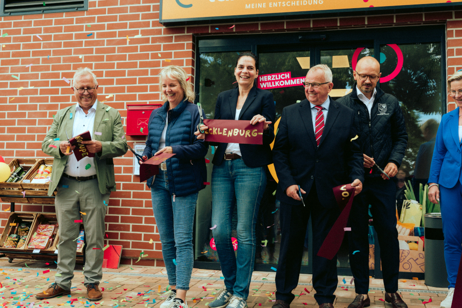 Am 19. Juni 2025 hat Wirtschaftsstaatssekretärin Ines Jesse (M.) gemeinsam mit Landwirtschaftsminister Dr. Till Backhaus in Sukow den neuen Tante-Enso-Dorfladen offiziell eröffnet. Mit dem Aufkleber der Landesinitiative „Neue Dorfmitte M-V“ würdigte sie das Projekt als Teil eines landesweiten Netzwerks für Nahversorgung und lebendige Dorfgemeinschaften.  