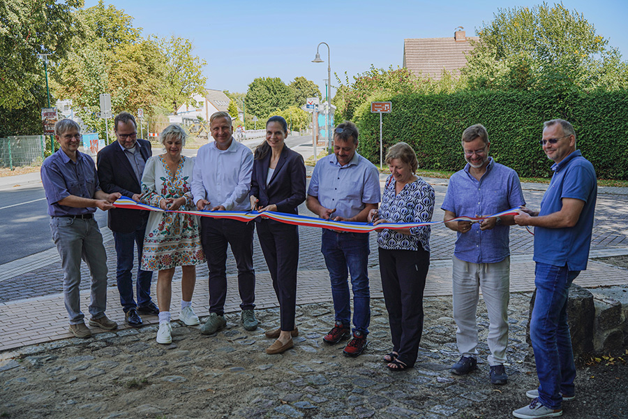 Wirtschaftsstaatssekretärin Ines Jesse (M.) hat am 27.08.2026 im Beisein von Vertreterinnen und Vertretern der Gemeinde und des Straßenbauamtes Schwerin nach knapp zweijähriger Bauzeit ist die Ortsdurchfahrt Dorf Mecklenburg an der Landesstraße 103 für den Verkehr freigegeben. 