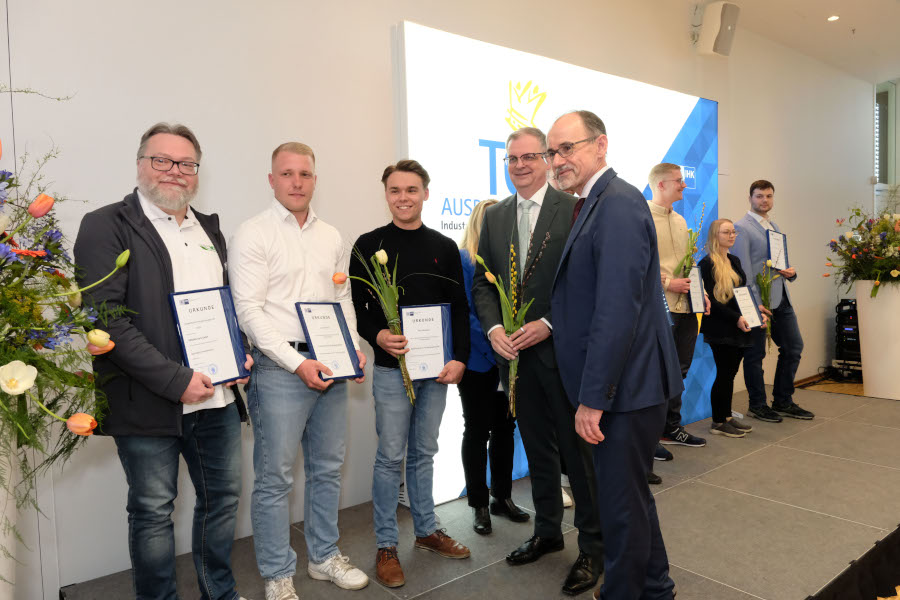 Am 07.04.2025 hat Wirtschaftsminister Dr. Wolfgang Blank (r.) im Rahmen einer Feierstunde in Schwerin die Zeugnisse an die besten Absolventen der IKH-Winterprüfung der Berufsausbildung in gewerblich-technischen Berufen überreicht.
