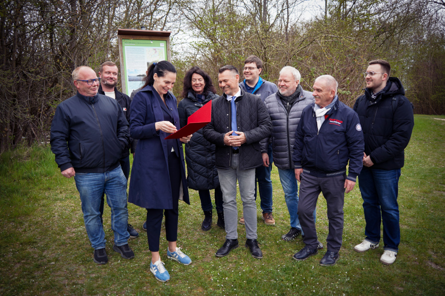 Am 11.04.2025 hat Wirtschaftsstaatsekretärin Ines Jesse (3.v.l.) in Güstrow einen Zuwendungsbescheid in Höhe von rund einer Million Euro überreicht. Die Mittel stammen aus dem Bundesförderprogramm „Stadt und Land“ und fließen in den Ausbau eines neuen Radwegs zwischen Schöninseler Weg und Pfahlweg. 