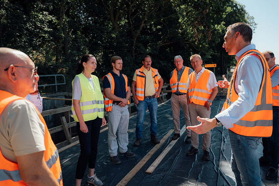 Wirtschaftsstaatssekretärin Ines Jesse (2.v.l.) hat sich am 13.08.2026 über aktuelle Stra­ßenbauprojekte in den Landkreisen Ludwigslust-Parchim und Nordwestmecklenburg informiert. Derzeit werden im Straßenbauamt Schwerin mehr als 100 unterschiedliche Vorhaben in verschiedenen Planungs- und Bauphasen bear­beitet. 