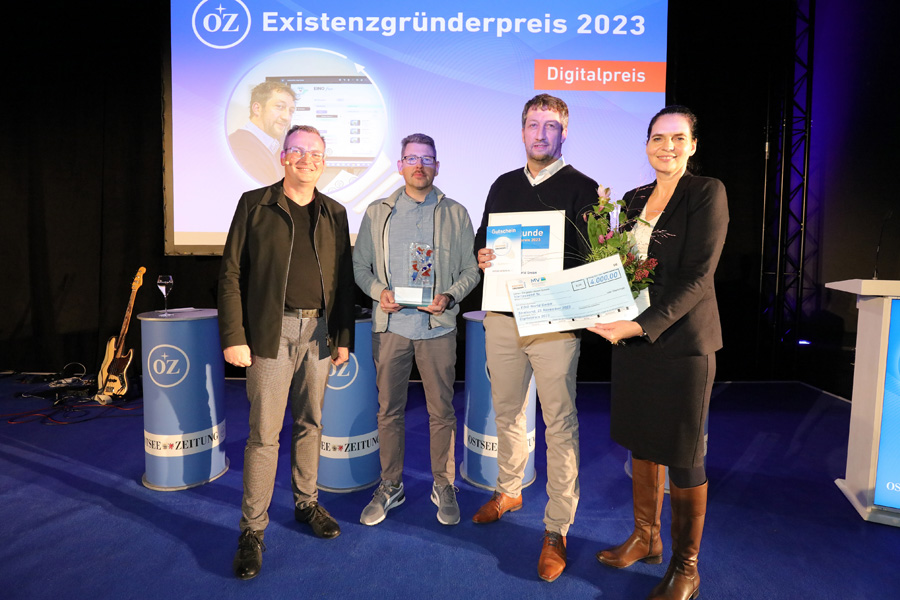  Staatssekretärin im Ministerium für Wirtschaft, Infrastruktur, Tourismus und Arbeit Ines Jesse (r.) überreichte am 23.11.2023 an Gründerinnen und Gründer aus Mecklenburg-Vorpommern den Existenzgründerpreis der Ostsee-Zeitung in Stralsund. Schirmherrin des OZ-Existenzgründerpreises ist Ministerpräsidentin Manuela Schwesig.