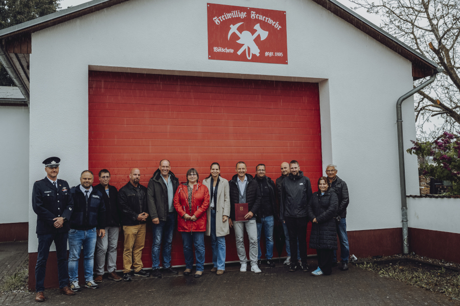 Am 11. Mai 2026 hat Wirtschaftsstaatssekretärin Ines Jesse (M.) an die Gemeinde Völschow eine Förderankündigung in Höhe von bis zu 600.000 Euro für den Neubau eines Feuerwehrgerätehauses der Freiwilligen Feuerwehr übergeben.  