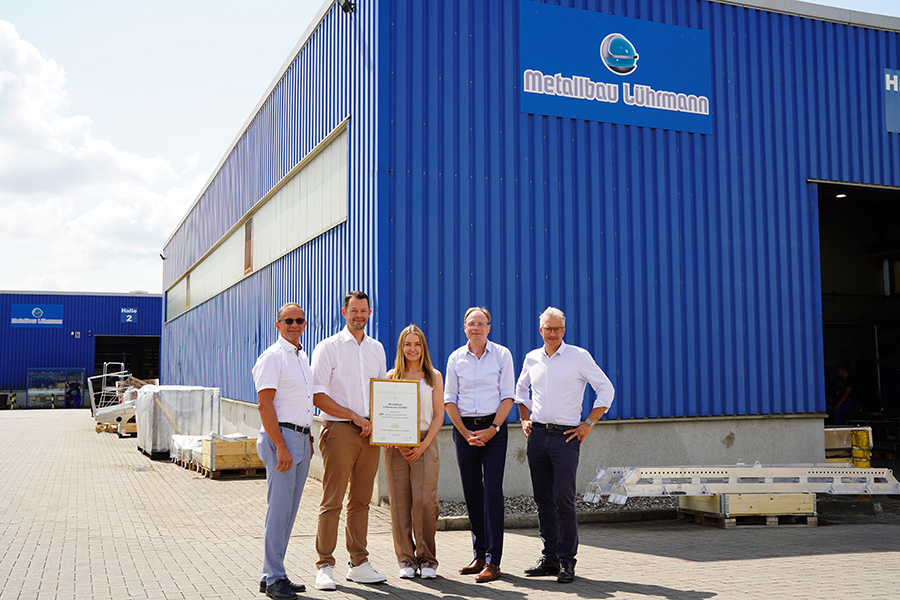 Wirtschaftsstaatssekretär Jochen Schulte hat im Rahmen der Handwerkskampagne des Landes gemein­sam mit der Handwerkskammer Schwerin mehrere Metallbauunternehmen im Landkreis Rostock besucht. Station der Betriebstour war u.a. die Metallbau Lührmann GmbH in Laage.