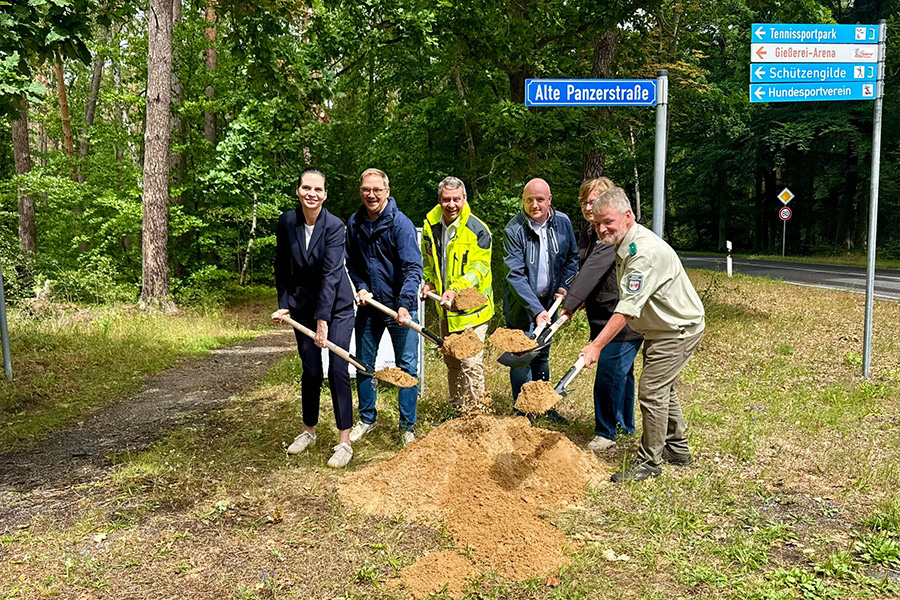 Im Beisein von Wirtschaftsstaatssekretärin Ines Jesse (l.) wurde am 20.07.2026 der erste Spatenstich für den Ausbau des Radwegs zwischen Torgelow und Liepgarten getätigt. Das rund acht Kilometer lange Vorhaben wird mit rund 1,5 Millionen Euro aus dem Bundesförderprogramm &bdquo;Stadt und Land&ldquo; finanziert. 