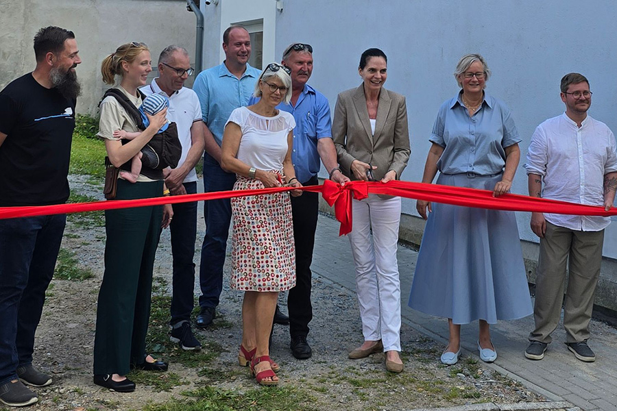 Wirtschaftsstaatssekretärin Ines Jesse hat gemein­sam mit dem Bürgermeister den Regionmatenladen eröffnet. Das Vorhaben wurde im Rah­men der Landesinitiative Ländliche GestaltungsRäume gefördert.