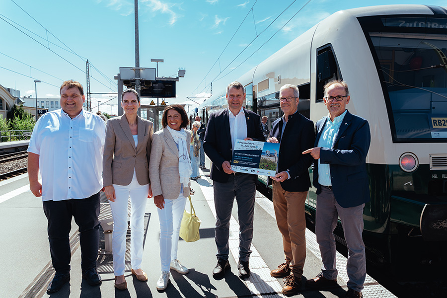 Wirtschaftsminister Dr. Wolfgang Blank (r.) war am 11.07.2026 beim Start der neuen Sommerlinie von Greifswald zum Seebad Lubmin vor Ort in Greifswald. Nach 27 Jahren rollen wieder regulär Personenzüge. 