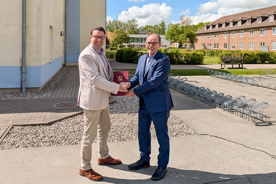 Das Wirtschaftsministerium MV unterstützt den Ausbau des Bildungscampus der Berufsfachschule Greifswald GmbH mit rund 3,39 Millionen Euro. Wirtschaftsminister Dr. Wolfgang Blank (r.) übergab am 15.05.2026 in Greifswald den entsprechenden Zuwendungs­bescheid.