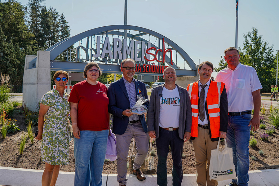 Wirtschaftsminister Dr. Wolfgang Blank (3.v.l.) hat am 13.08.2026 gemeinsam mit dem Leiter des Straßenbauamtes Neustrelitz, Jens Krage, und dem Bürgermeister der Stadt Jarmen, André Werner, in Jarmen den neuen Kreisverkehr an der Landesstraße L 35 für den Verkehr freigegeben.