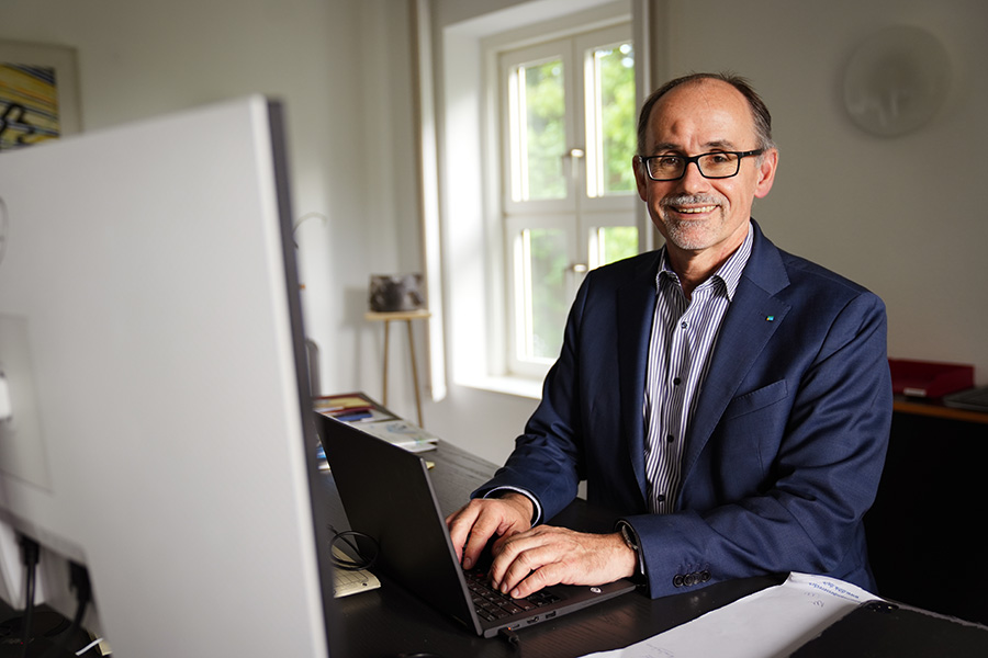 Wirtschaftsminister Dr. Wolfgang Blank lädt zu Führungen durch das Wirtschaftsministerium ein.