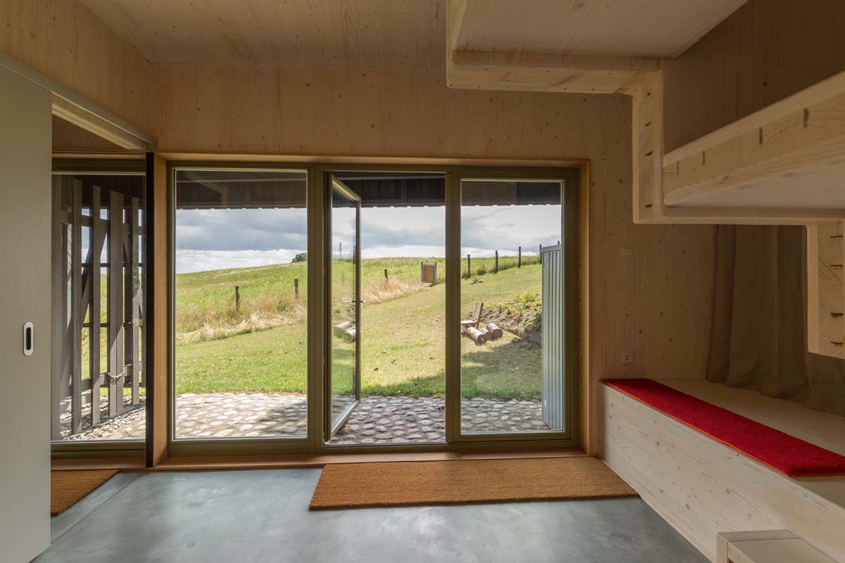 Innenansicht des Anbaus mit Blick auf den Garten