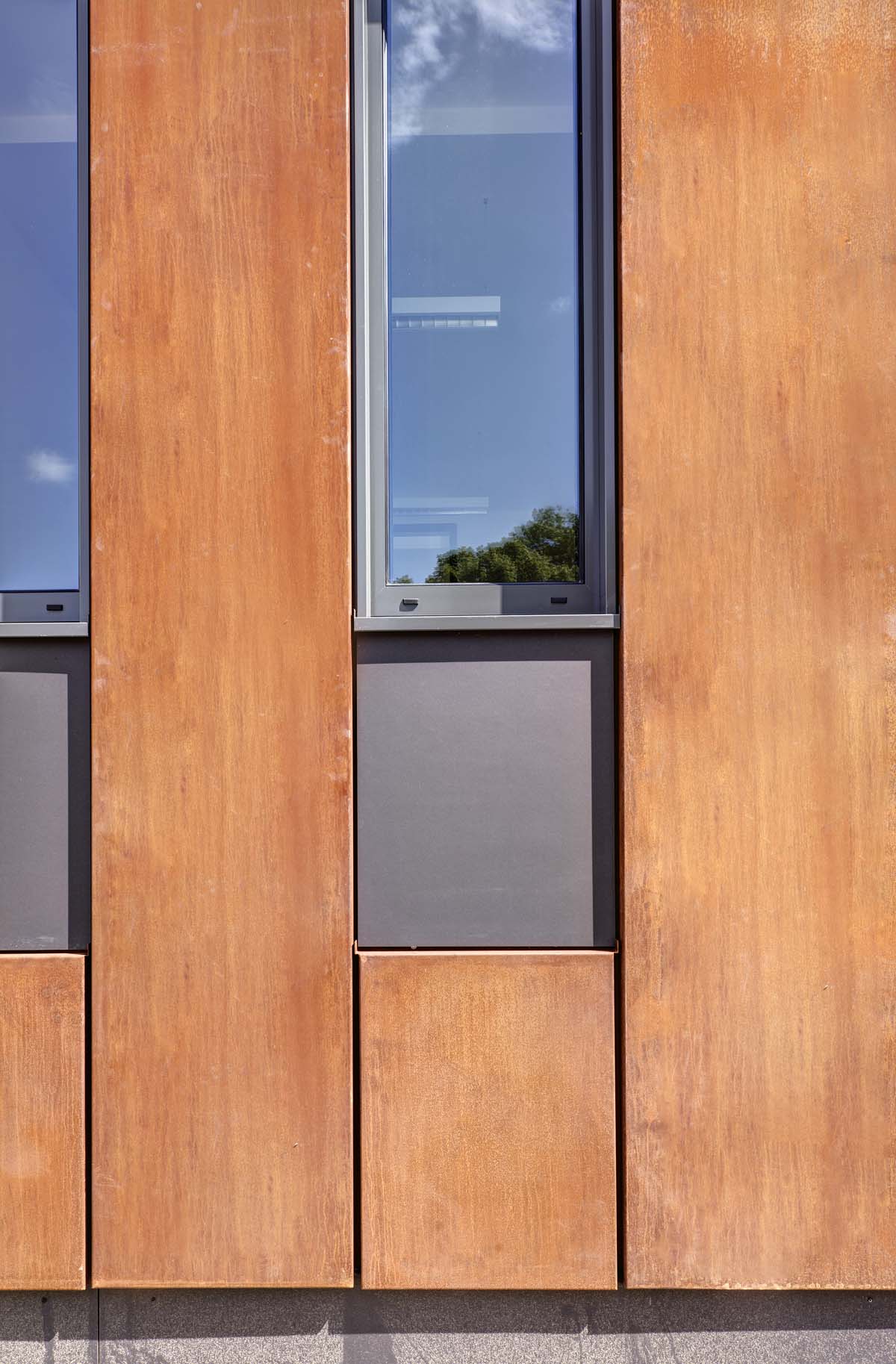 Fassade und Fenster im Detail - Grundbuchamt Greifswald © Thomas Ulrich / ulrich-fotodesign Fassade und Fenster im Detail - Grundbuchamt Greifswald