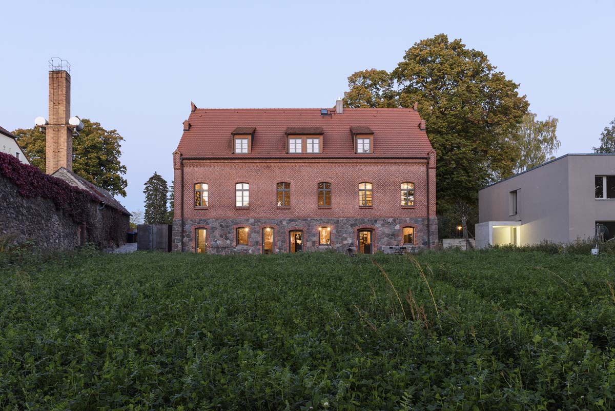 Fassadenansicht West seeseitig, historisches Amtsgericht FELDBERG, SCHLUTTundSCHULDTarchitekten © 2015 holzenleuchter (Nutzung ausschließlich mit schriftlicher Genehmigung) Fassadenansicht West seeseitig, historisches Amtsgericht FELDBERG, SCHLUTTundSCHULDTarchitekten