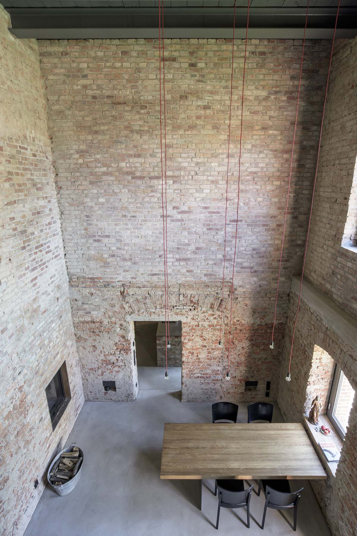 Zentraler Wohn- und Essbereich mit Luftraum, historisches Amtsgericht FELDBERG, SCHLUTTundSCHULDTarchitekten © 2015 holzenleuchter (Nutzung ausschließlich mit schriftlicher Genehmigung) Zentraler Wohn- und Essbereich mit Luftraum, historisches Amtsgericht FELDBERG, SCHLUTTundSCHULDTarchitekten