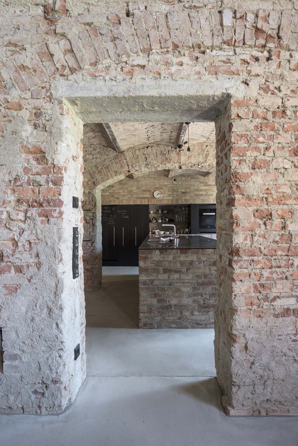 Sichtmauerwerk Unterschoss mit Blick in die Küche, historisches Amtsgericht FELDBERG, SCHLUTTundSCHULDTarchitekten © 2015 holzenleuchter (Nutzung ausschließlich mit schriftlicher Genehmigung) Sichtmauerwerk Unterschoss mit Blick in die Küche, historisches Amtsgericht FELDBERG, SCHLUTTundSCHULDTarchitekten