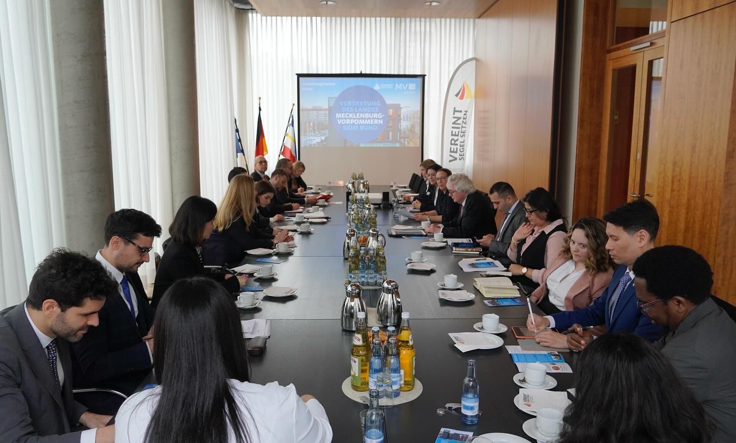 Die jungen Diplomatinnen und Diplomaten erhalten Einblicke in das Land MV und die Besonderheit der Bundesratspräsidentschaft des Landes.