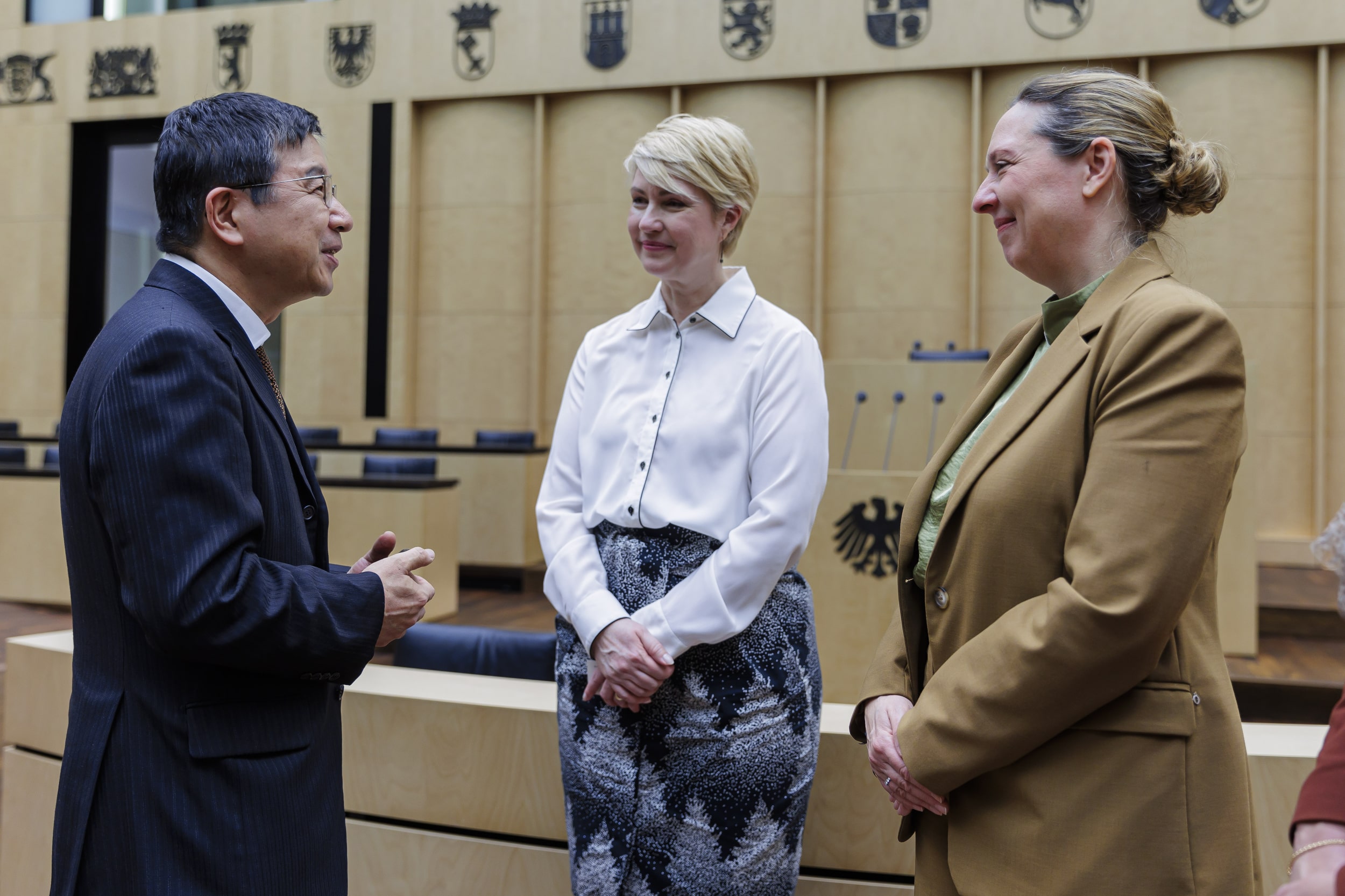 Der Gesandte der japanischen Botschaft in Berlin wird von der Bundesratspräsidentin und der Bevollmächtigten des Landes MV beim Bund im Plenarsaal des Bundesrates begrüßt.