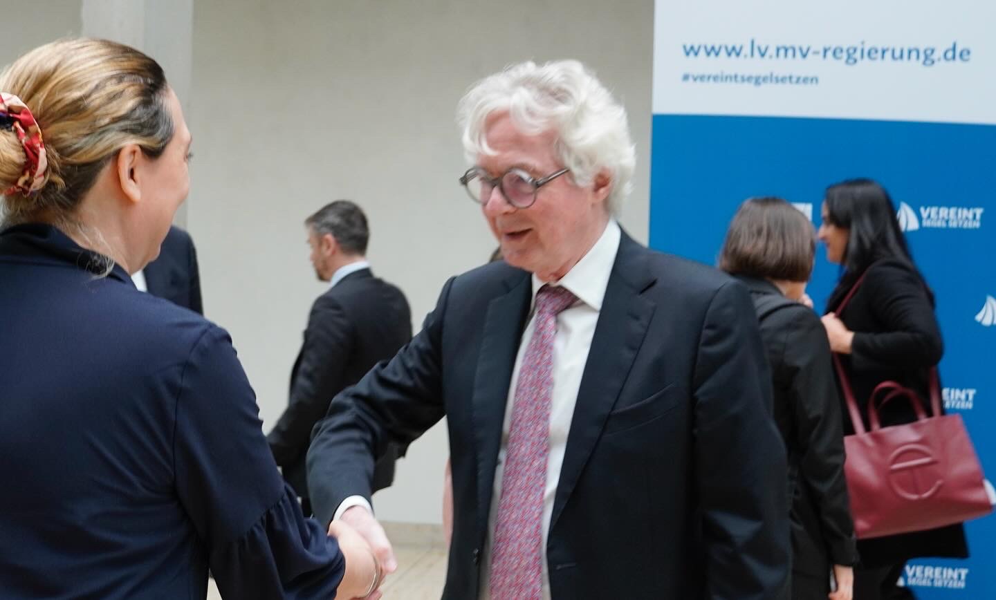 Der Programmdirektor des 14. IDP und Botschafter a. D. Michael Zenner bedankt sich bei der Bevollmächtigten.