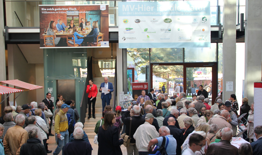 Die Bevollmächtigte beim Bund, Dr. Pirko Kristin Zinnow eröffnete zusammen mit ihrem Brandenburger Kollegen Martin Gorholt, auf der Treppe im Foyer stehend, den Tag der offenen Tür 