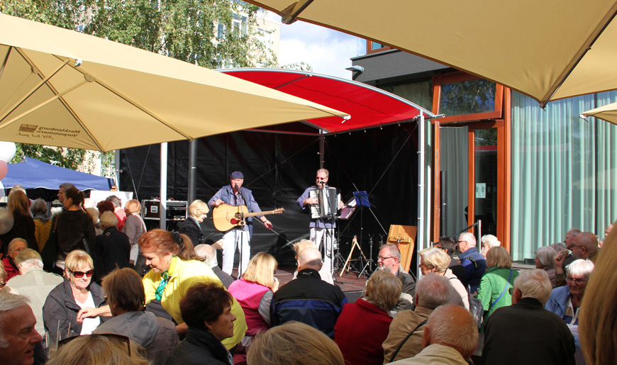 Bei Landkaffee und selbstgebackenem Blechkuchen der Landfrauen MV ließen es sich die Gäste schmecken, auf der Bühne unterhielt das Duo Hannes und Hein