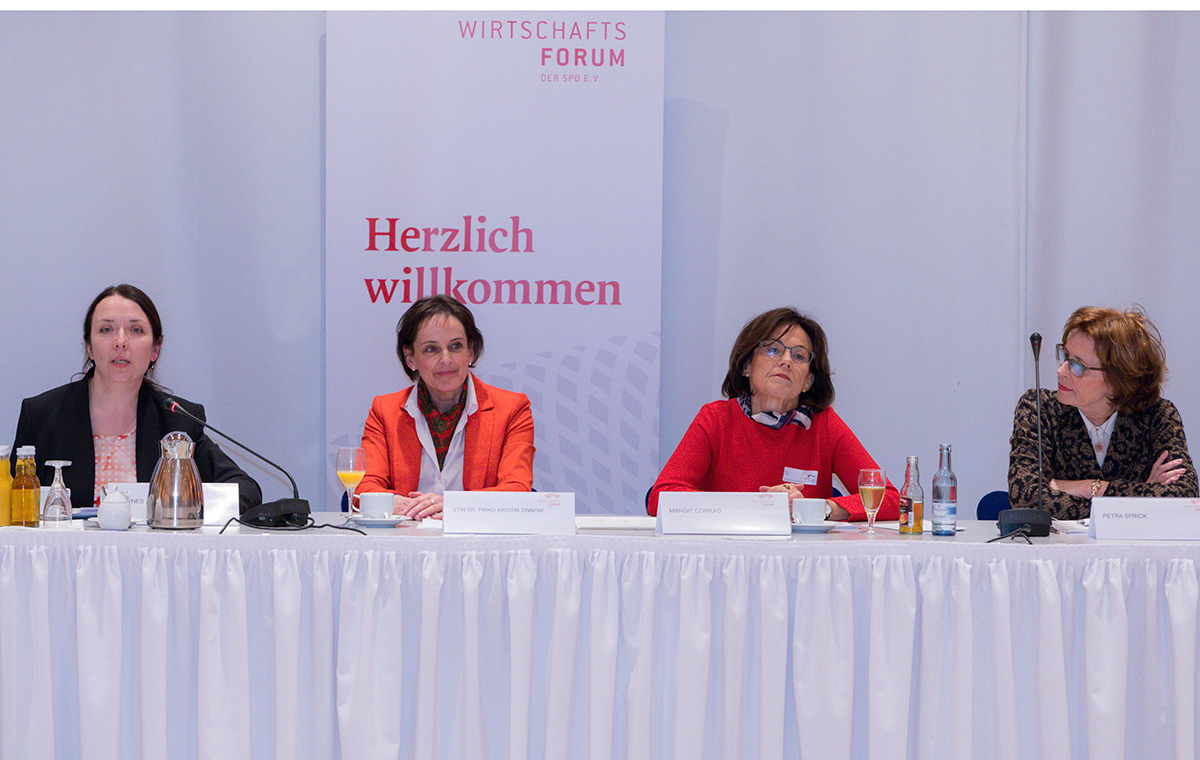 Das Bild zeigt: Dr. Ines Zenke, Vizepräsidentin des Wirtschaftsforums der SPD e.V.; Dr. Pirko Kristin Zinnow, Bevollmächtigte des Landes Mecklenburg-Vorpommern beim Bund; Moderation: Margit Conrad, Staatsministerin a.D. und Leiterin des Fachforums Ressourcen und Nachhaltigkeit; Petra Sprick, Geschäftsführerin OVID Verband der ölsaatenverarbeitenden Industrie in Deutschland e.V.