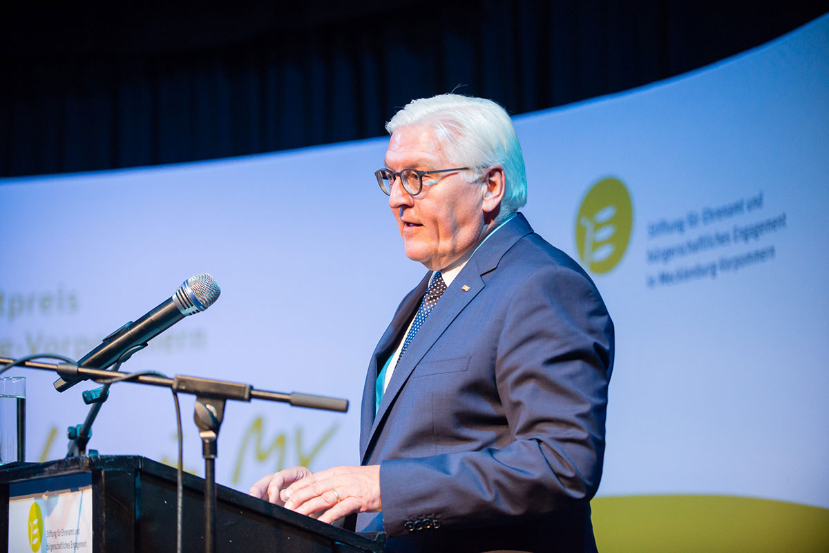 Bundespräsident Frank-Walter Steinmeier am Rednerpult beim Sommerfest der Ehrenamtsstiftung MV in Rostock