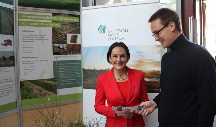 Die Bevollmächtigte Dr. Pirko Kristin Zinnow informierte sich am Stand des Greifswalder Moorcentrums