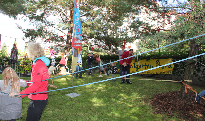 Junge Entdecker auf dem Parcours beim Seilgarten Prora und Kletterwald Schwerin