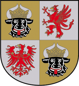 Großes Landeswappen mit viergeteiltem Schild, zwei Stierköpfen für die früheren mecklenburgischen Großherzogtümer, dem pommerschen Greif und dem brandenburgischen Adler